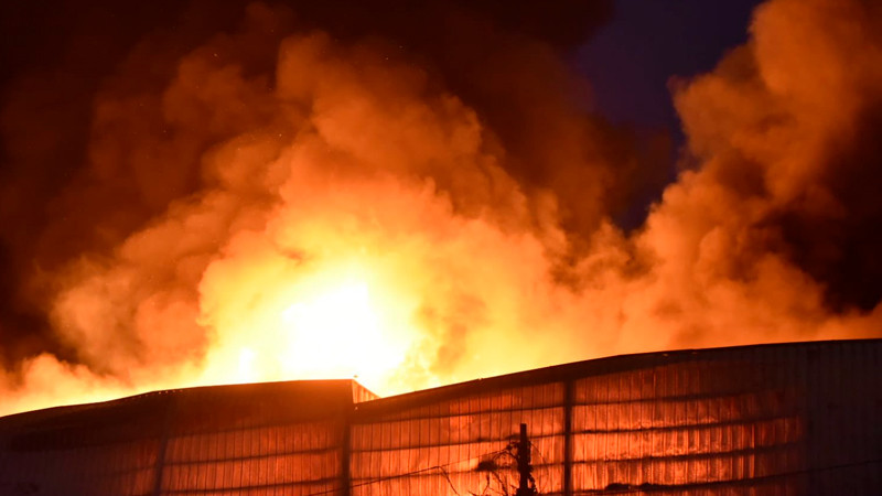 Incendio en fábrica de aerosoles deja al menos dos muertos, en Guadalajara 