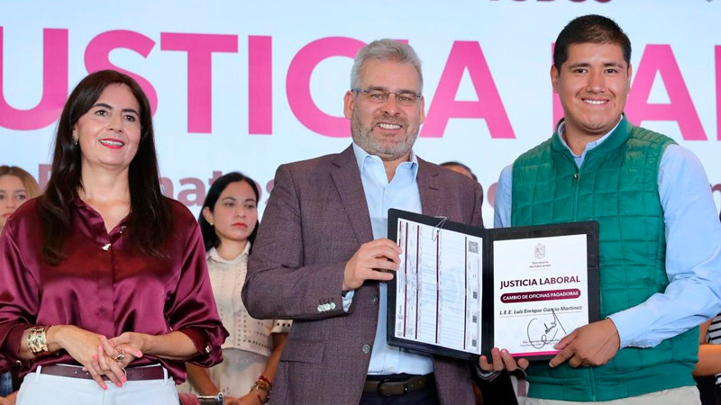 Ante mil 200 docentes, Bedolla arranca entrega de promociones a maestras y maestros 