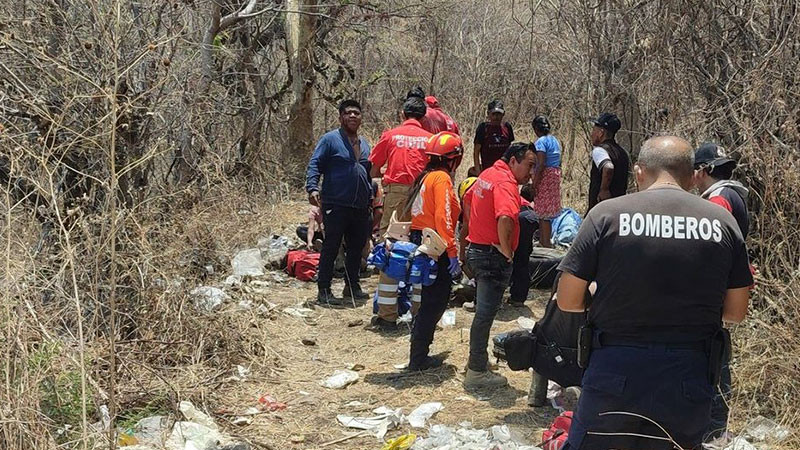 Vuelca autobús de pasajeros en la carretera Taxco-Pilcaya; hay 30 heridos 