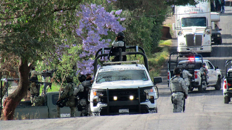 Se enfrentan delincuentes y policías en Tangamandapio, Michoacán; hay un civil muerto, aseguran camionetas y armas  