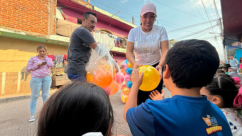 Adriana Campos Huirache lleva alegría a niñas y niños de Jacona 