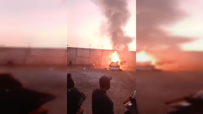 Estalla Taretan, Michoacán, contra la Policía tras detención arbitraria; queman patrulla y liberan vehículos del corralón 