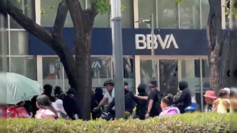 Encapuchados realizan actos vandálicos durante manifestación en CDMX 