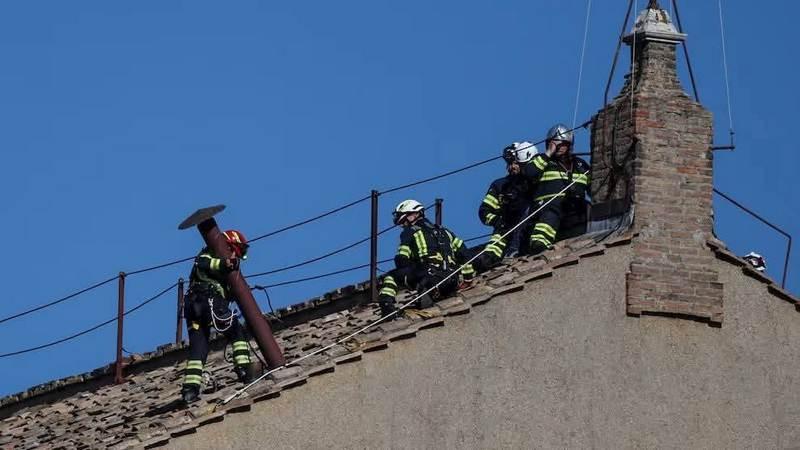 Instalan chimenea en Capilla Sixtina para realización del cónclave 