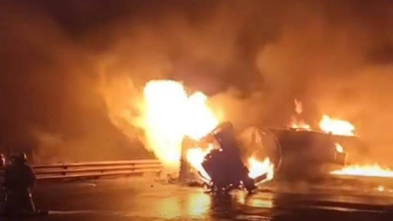 Pipa vuelca y provoca incendio en autopista Puebla-Orizaba; circulación fue cerrada 