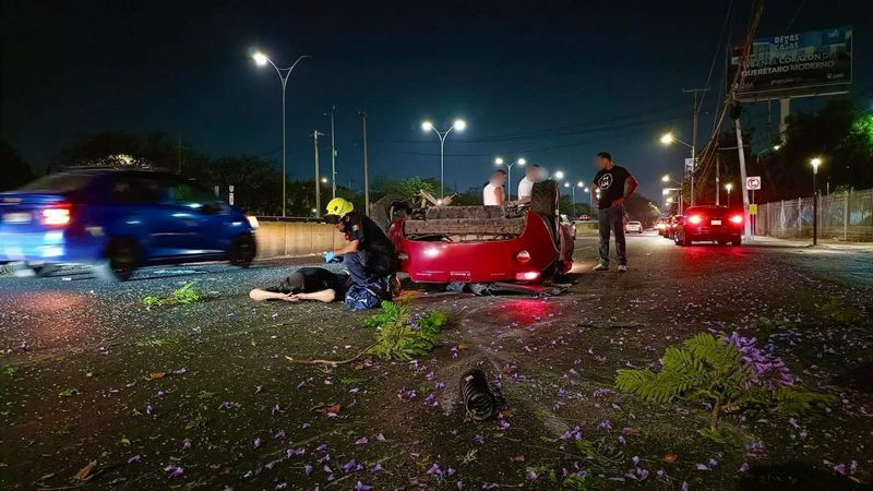 Se le pasan los tragos y termina volcado en Querétaro; ocurrió en el boulevard Bernardo Quintana 