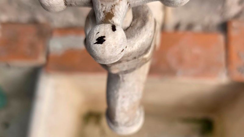 Denuncian al Ooapas por cortar el agua en colonias de Morelia, Michoacán   