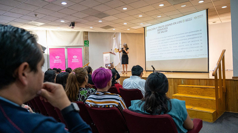 Imparte ISSSTE a personal administrativo seminario de Atención y Trato Digno 