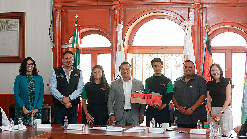  Torres Piña entrega equipo tecnológico a estudiantes del Cecytem rumbo a Mundial de Robótica 