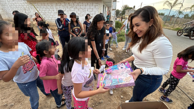 Grecia Aguilar realiza gira por Zitácuaro para convivir con niñas y niños y entrega regalos