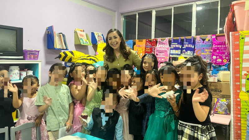 Grecia Aguilar realiza gira por Zitácuaro para convivir con niñas y niños y entrega regalos
