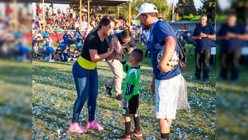 Anuncia Mónica Valdez becas deportivas para niñas y niños en Zacapu
