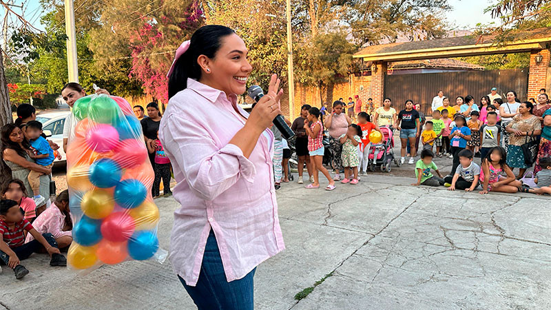 Continúa Adriana Campos celebrando a las y los niños de Jacona 