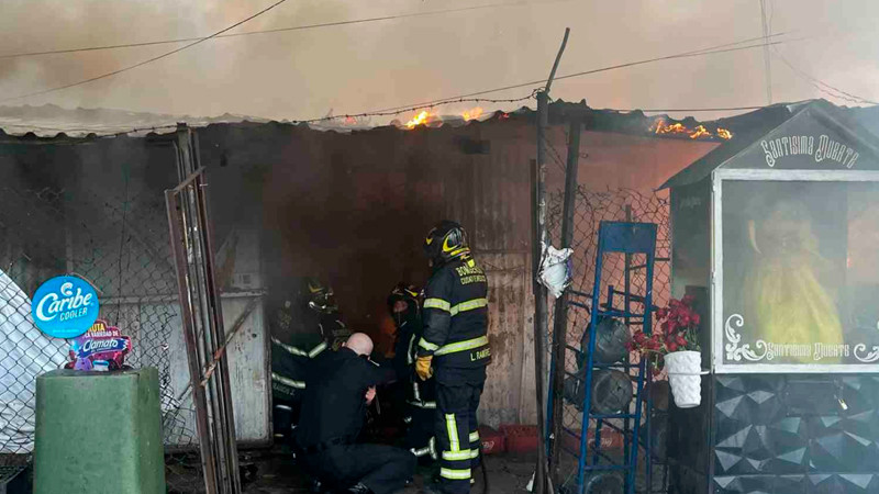 Incendio en asentamiento irregular afecta múltiples casas de campaña cerca del Metro Lindavista, en CDMX 