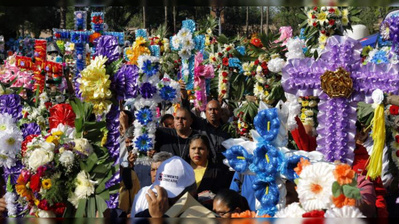 ¿Unas carnitas y chelas después de la misa?: el día de la Santa Cruz y su colorida celebración en Morelia  