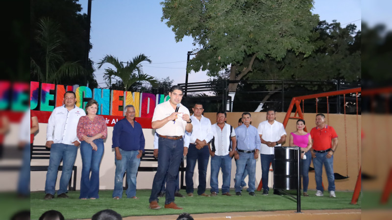 Quenchendio, otra comunidad de Huetamo beneficiada con una plaza comunitaria 