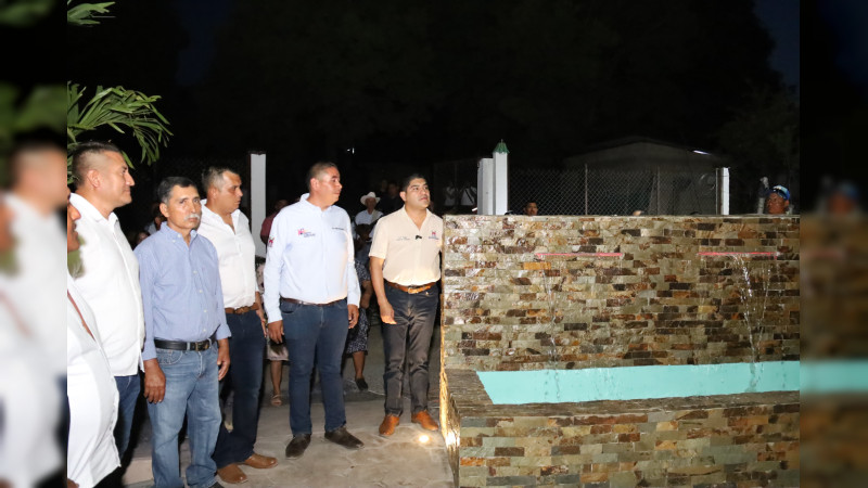Quenchendio, otra comunidad de Huetamo beneficiada con una plaza comunitaria 