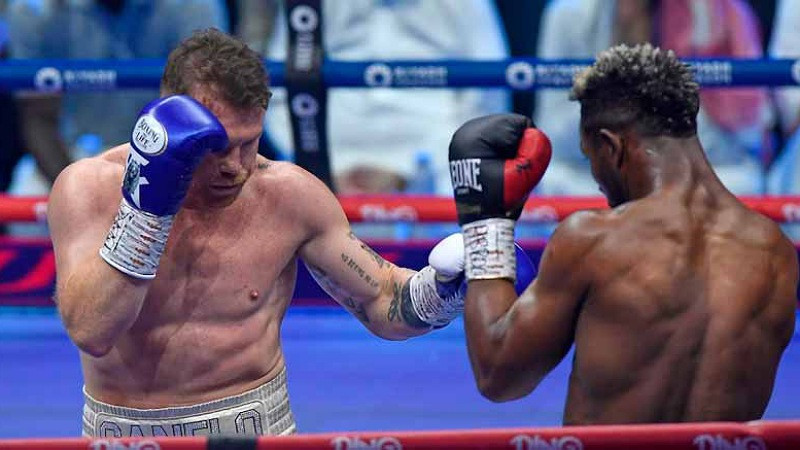 En combate para curar el insomnio, Canelo Álvarez vence a William Scull en Arabia Saudita 