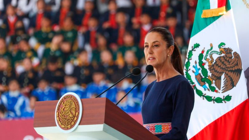 Sheinbaum encabeza desfile militar por aniversario de la Batalla de Puebla 
