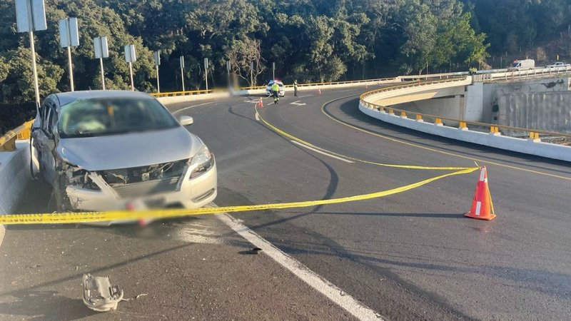 Auto se estrella contra muro de contención en la México-Cuernavaca; hay 4 muertos 