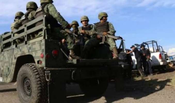 En Parácuaro se enfrentan grupos rivales; detienen a uno y aseguran armas y vehículos 