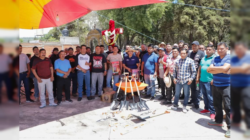 Alma Mireya González reconoce con gratitud la labor de los albañiles en el Día de la Santa Cruz