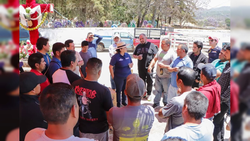 Alma Mireya González reconoce con gratitud la labor de los albañiles en el Día de la Santa Cruz