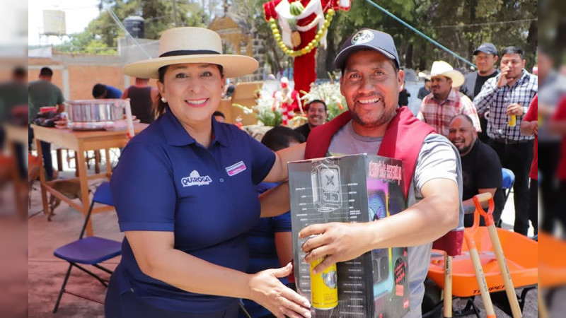 Alma Mireya González reconoce con gratitud la labor de los albañiles en el Día de la Santa Cruz