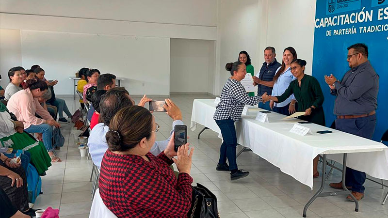 Sector Salud capacita a parteras en Querétaro 