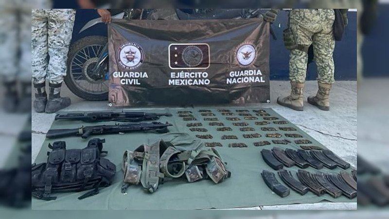 Elementos de seguridad arrestan a dos hombres con fusiles en Múgica, Michoacán  