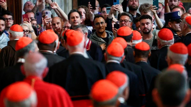 Cardenales se reúnen en el Vaticano; se preparan para el cónclave 