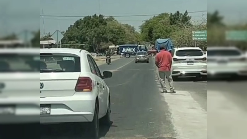 Balaceras y bloqueos se apoderan de Buenavista, Michoacán; atraviesan camiones sobre la carretera Apatzingán - Aguililla 