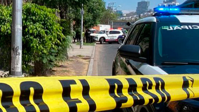 Muere mujer por presunto paro cardíaco, en laterales de Bernardo Quintana 