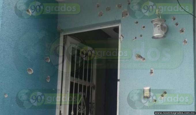 Tras balacera, aseguran vivienda, vehiculos, armas y detienen a uno, en Parácuaro - Foto 2 