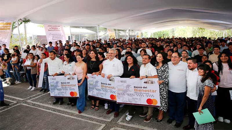 Entrega Bedolla tarjetas de la beca Jóvenes Escribiendo el Futuro 