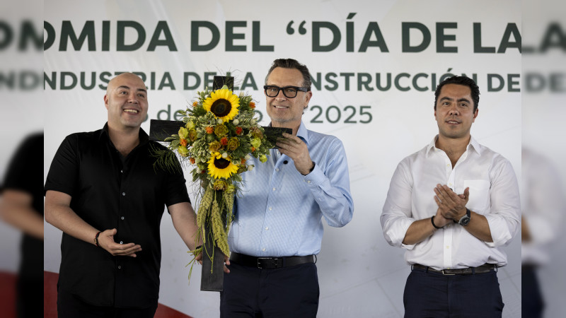 Asiste Mauricio Kuri a la tradicional comida de la Santa Cruz con integrantes de la CMIC 