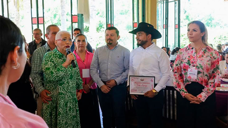 Reconoce Ayuntamiento de Los Reyes a Fundación Ayuda sin Barreras por su apoyo a mujeres con cáncer 