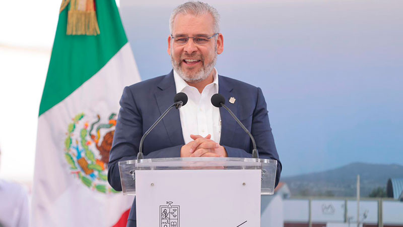 El 99.9 % de los docentes michoacanos recibe pago con tarjeta: Bedolla 