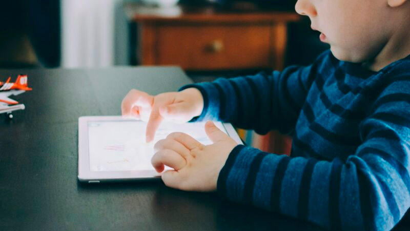 FBI captura a 205 "depredadores sexuales de niños" que operaban en redes sociales 