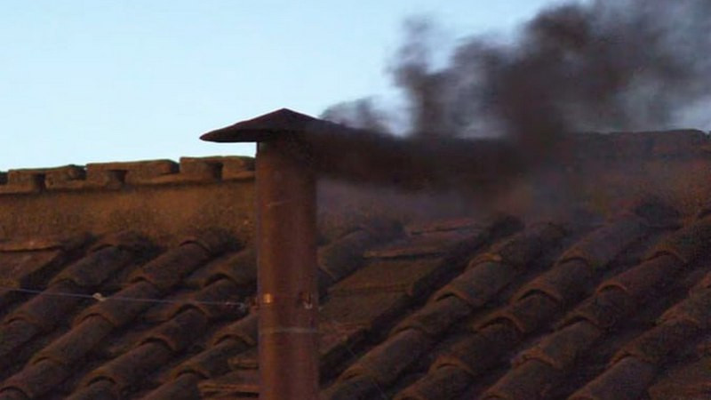 ¡No hay papa todavía!: Humo negro cubre Ciudad del Vaticano 