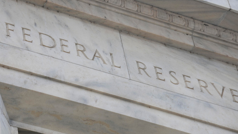 Fed mantiene tasas de interés en rango de 4.25 y 4.5% a pesar de presiones de Trump para bajarlas 
