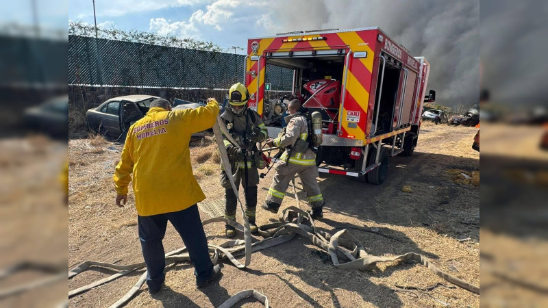 Se incendia corralón en Morelia, Michoacán; solo hay daños materiales 