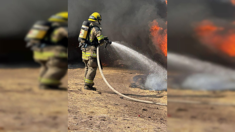 Se incendia corralón en Morelia, Michoacán; solo hay daños materiales 