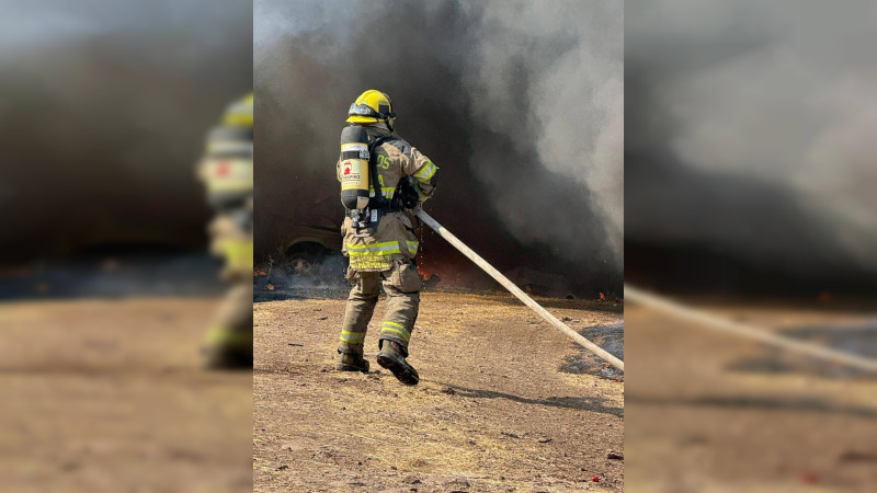 Se incendia corralón en Morelia, Michoacán; solo hay daños materiales 