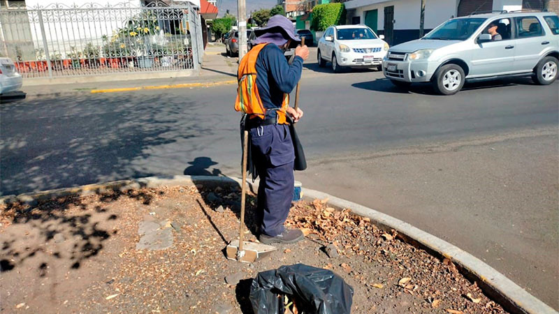 Brigadas de la Secretaría de Servicios Públicos intervienen camellones al Norte de Morelia 