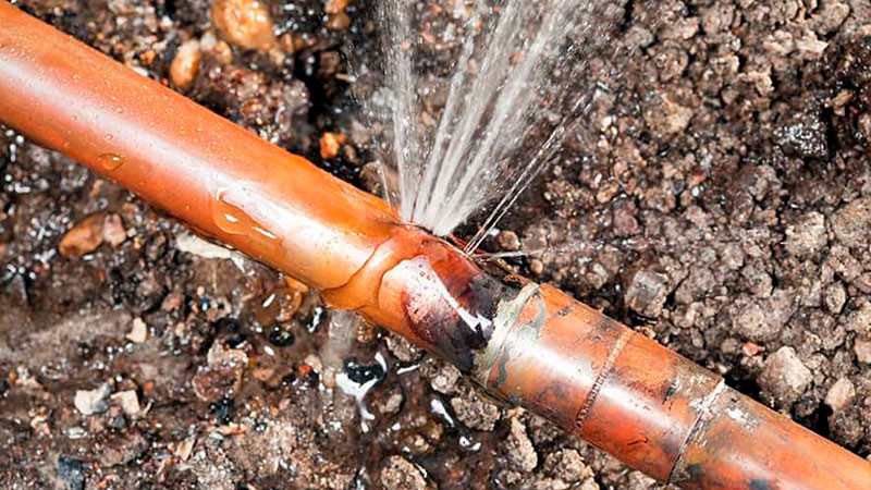 Quería robar cobre y provoca fuga de agua en San Juan del Río, Querétaro 