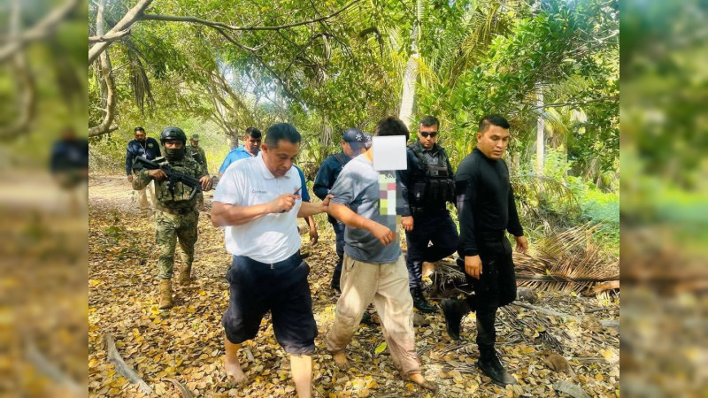 Rescatan a hombre tras caer de un puente vehicular en Lázaro Cárdenas, Michoacán