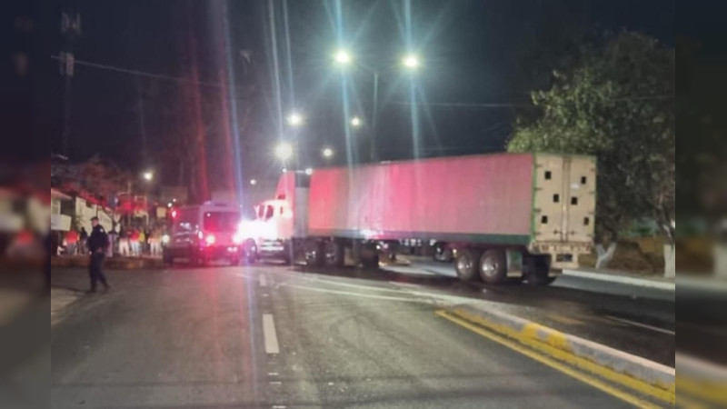 Bloquean el bulevar Industrial de Uruapan, Michoacán 