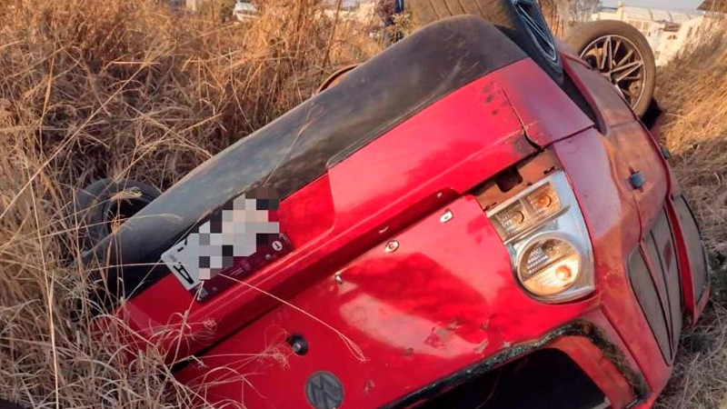Vuelca con su auto en la Morelia-Pátzcuaro; resultó herido 