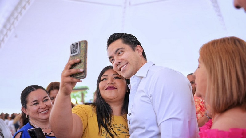Felifer Macías reconoce a trabajadoras al servicio del Gobierno municipal de Querétaro 